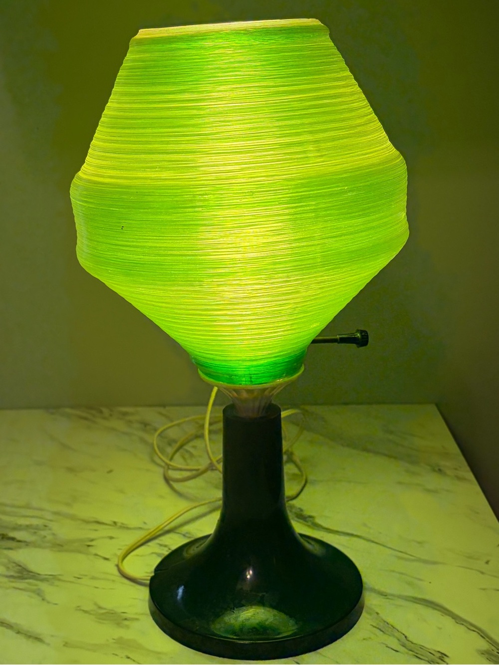 VTG Translucent Green Acrylic Table Lamp Spun Fiber Spaghetti Beehive Lamp MCM